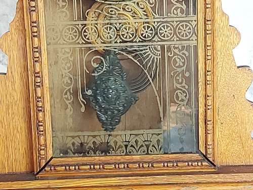 ANTIQUE C1900s WELCH PARLOR MANTLE CLOCK IN AN ORNATELY CRAFTED WOODEN CASING, WITH KEY AND PENDULUM