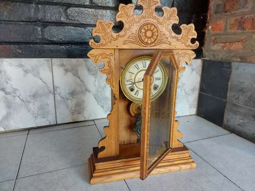 ANTIQUE C1900s WELCH PARLOR MANTLE CLOCK IN AN ORNATELY CRAFTED WOODEN CASING, WITH KEY AND PENDULUM