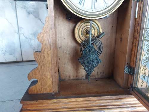 ANTIQUE C1900s WELCH PARLOR MANTLE CLOCK IN AN ORNATELY CRAFTED WOODEN CASING, WITH KEY AND PENDULUM