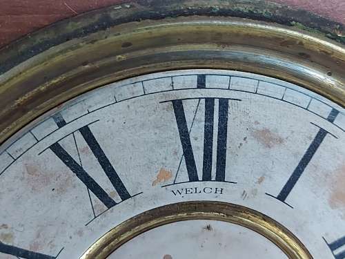 ANTIQUE C1900s WELCH PARLOR MANTLE CLOCK IN AN ORNATELY CRAFTED WOODEN CASING, WITH KEY AND PENDULUM