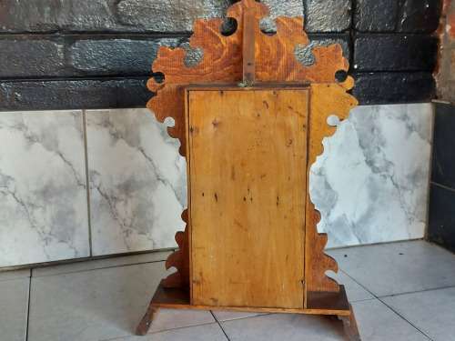 ANTIQUE C1900s WELCH PARLOR MANTLE CLOCK IN AN ORNATELY CRAFTED WOODEN CASING, WITH KEY AND PENDULUM