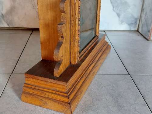 ANTIQUE C1900s WELCH PARLOR MANTLE CLOCK IN AN ORNATELY CRAFTED WOODEN CASING, WITH KEY AND PENDULUM