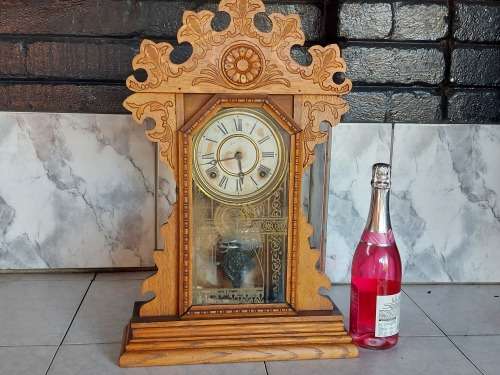 ANTIQUE C1900s WELCH PARLOR MANTLE CLOCK IN AN ORNATELY CRAFTED WOODEN CASING, WITH KEY AND PENDULUM