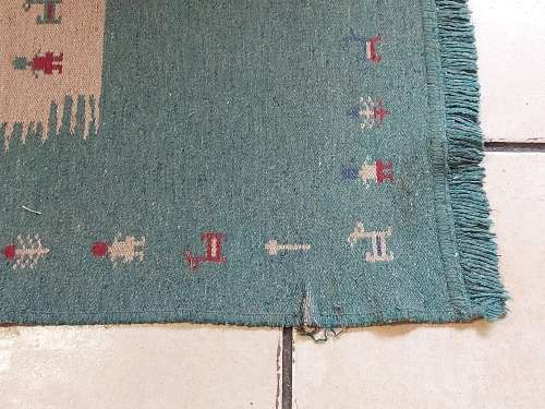 VINTAGE HAND WOVEN PURE WOOL CARPET, MEASURING 64 CM X 40 CM