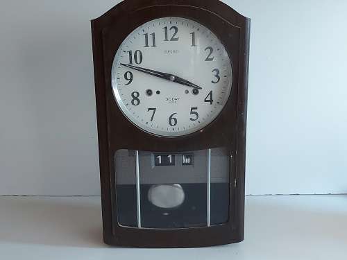 VINTAGE SEIKO 30 DAY JAPAN WALL CLOCK IN A WOODEN CASING, WITH KEY AND PENDULUM AND WORKING