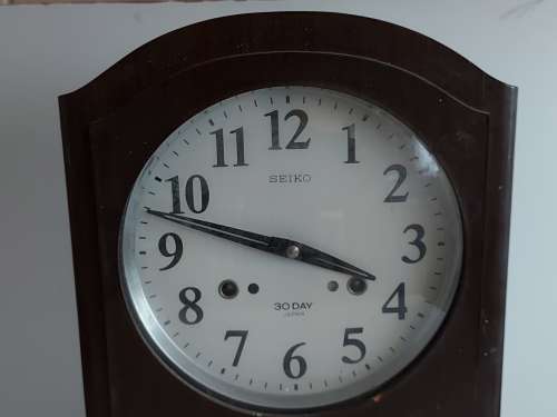 VINTAGE SEIKO 30 DAY JAPAN WALL CLOCK IN A WOODEN CASING, WITH KEY AND PENDULUM AND WORKING