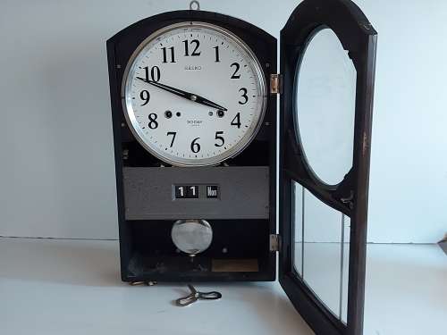 VINTAGE SEIKO 30 DAY JAPAN WALL CLOCK IN A WOODEN CASING, WITH KEY AND PENDULUM AND WORKING