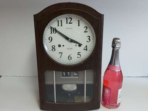 VINTAGE SEIKO 30 DAY JAPAN WALL CLOCK IN A WOODEN CASING, WITH KEY AND PENDULUM AND WORKING