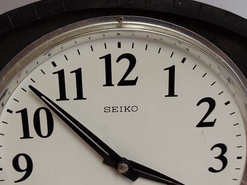 VINTAGE SEIKO 30 DAY JAPAN WALL CLOCK IN A WOODEN CASING, WITH KEY AND PENDULUM AND WORKING