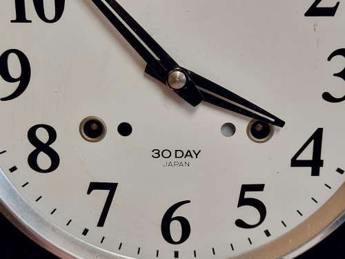 VINTAGE SEIKO 30 DAY JAPAN WALL CLOCK IN A WOODEN CASING, WITH KEY AND PENDULUM AND WORKING