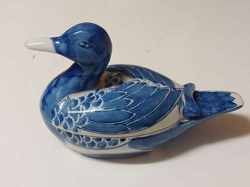 BEAUTIFUL VINTAGE CHINESE BLUE AND WHITE DUCK MOTIF LIDDED BOWL MARKED GENUINE MING BLUE.