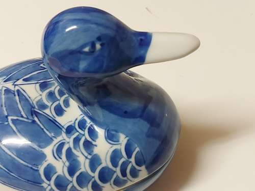 BEAUTIFUL VINTAGE CHINESE BLUE AND WHITE DUCK MOTIF LIDDED BOWL MARKED GENUINE MING BLUE.