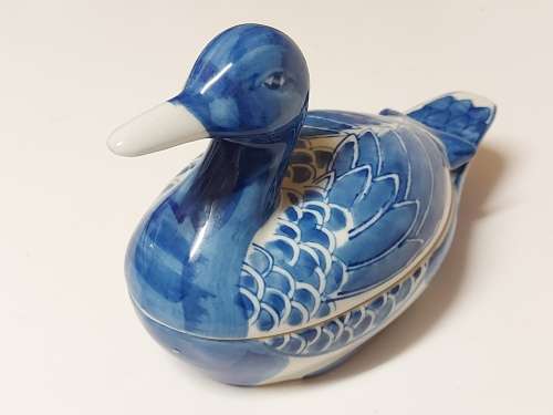 BEAUTIFUL VINTAGE CHINESE BLUE AND WHITE DUCK MOTIF LIDDED BOWL MARKED GENUINE MING BLUE.
