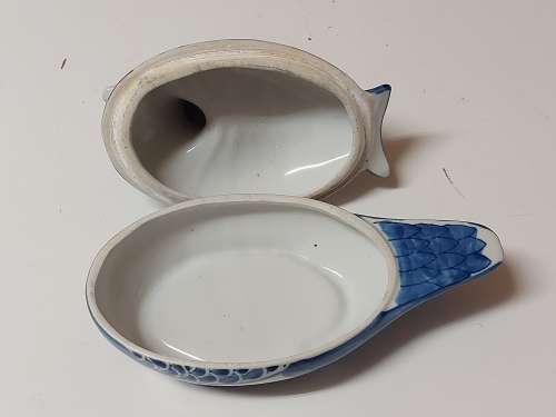 BEAUTIFUL VINTAGE CHINESE BLUE AND WHITE DUCK MOTIF LIDDED BOWL MARKED GENUINE MING BLUE.