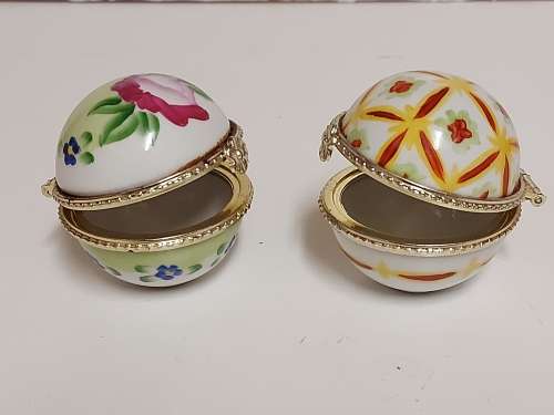 PAIR OF FABERGE STYLE PORCELAIN SPHERICAL TRINKET BOXES WITH A BEAUTIFUL DESIGN