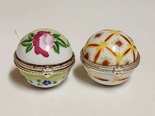 PAIR OF FABERGE STYLE PORCELAIN SPHERICAL TRINKET BOXES WITH A BEAUTIFUL DESIGN