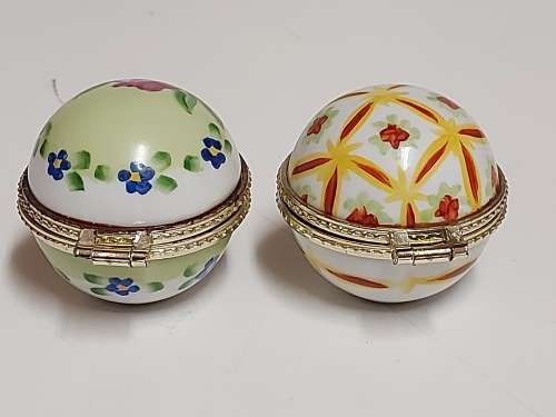 PAIR OF FABERGE STYLE PORCELAIN SPHERICAL TRINKET BOXES WITH A BEAUTIFUL DESIGN