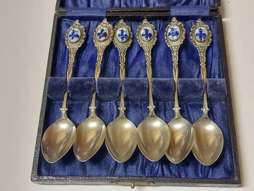 BOXED SET OF SIX VINTAGE MADE IN HOLLAND NIEWZILVER TEA SPOONS WITH DELFT ADORNMENTS