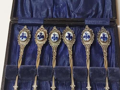 BOXED SET OF SIX VINTAGE MADE IN HOLLAND NIEWZILVER TEA SPOONS WITH DELFT ADORNMENTS