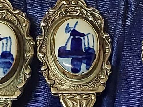 BOXED SET OF SIX VINTAGE MADE IN HOLLAND NIEWZILVER TEA SPOONS WITH DELFT ADORNMENTS