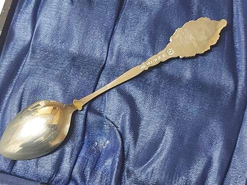 BOXED SET OF SIX VINTAGE MADE IN HOLLAND NIEWZILVER TEA SPOONS WITH DELFT ADORNMENTS