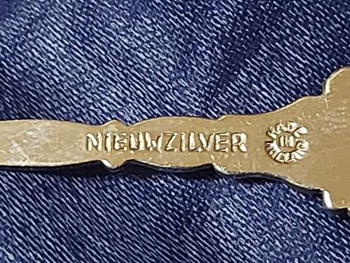 BOXED SET OF SIX VINTAGE MADE IN HOLLAND NIEWZILVER TEA SPOONS WITH DELFT ADORNMENTS