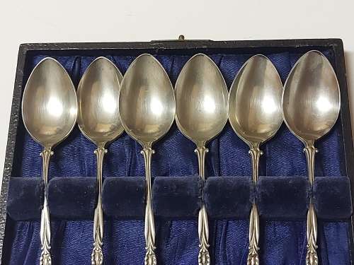 BOXED SET OF SIX VINTAGE MADE IN HOLLAND NIEWZILVER TEA SPOONS WITH DELFT ADORNMENTS