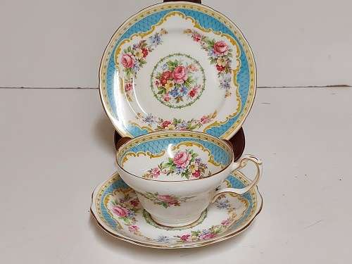 STUNNING VINTAGE WINDSOR E B 1850 FOLEY BONE CHINA MADE IN ENGLAND TEA TRIO