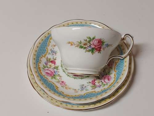 STUNNING VINTAGE WINDSOR E B 1850 FOLEY BONE CHINA MADE IN ENGLAND TEA TRIO