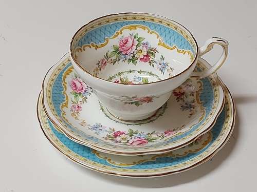STUNNING VINTAGE WINDSOR E B 1850 FOLEY BONE CHINA MADE IN ENGLAND TEA TRIO