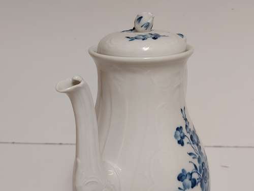 BEAUTIFUL ELEGANT AND TALL ROYAL COPENHAGEN MADE IN DENMARK PORCELAIN COFFEE POT