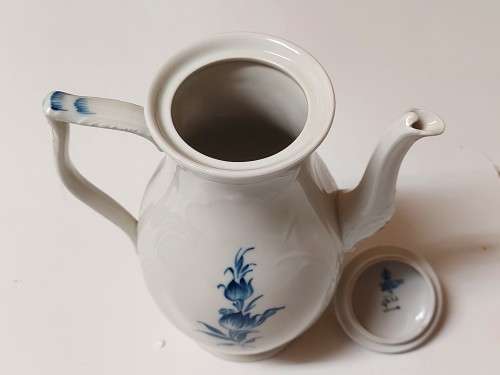 BEAUTIFUL ELEGANT AND TALL ROYAL COPENHAGEN MADE IN DENMARK PORCELAIN COFFEE POT