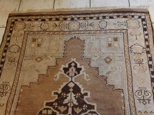 STUNNING VINTAGE PURE WOOL, HAND KNOTTED ANATOLIAN TURKISH RUG MEASURING 2.06 X 1.10 METRES