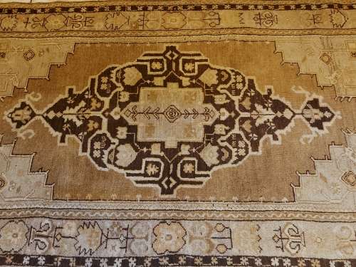STUNNING VINTAGE PURE WOOL, HAND KNOTTED ANATOLIAN TURKISH RUG MEASURING 2.06 X 1.10 METRES