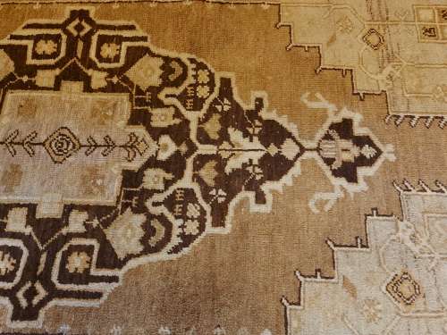 STUNNING VINTAGE PURE WOOL, HAND KNOTTED ANATOLIAN TURKISH RUG MEASURING 2.06 X 1.10 METRES