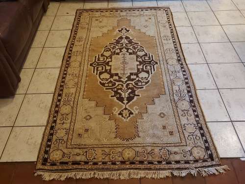 STUNNING VINTAGE PURE WOOL, HAND KNOTTED ANATOLIAN TURKISH RUG MEASURING 2.06 X 1.10 METRES