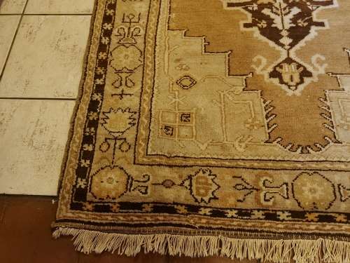 STUNNING VINTAGE PURE WOOL, HAND KNOTTED ANATOLIAN TURKISH RUG MEASURING 2.06 X 1.10 METRES