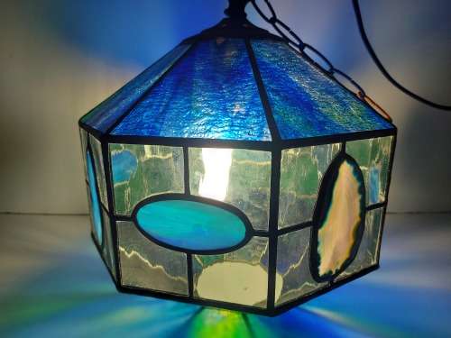 STUNNING BURNISHED COLOURED GLASS TIFFANY STYLE CEILING LIGHT, WITH LACE AGATE SLICES INSERTS