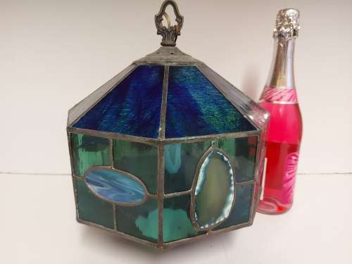STUNNING BURNISHED COLOURED GLASS TIFFANY STYLE CEILING LIGHT, WITH LACE AGATE SLICES INSERTS