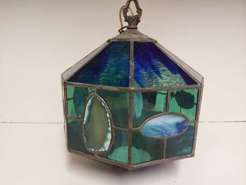 STUNNING BURNISHED COLOURED GLASS TIFFANY STYLE CEILING LIGHT, WITH LACE AGATE SLICES INSERTS