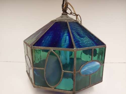 STUNNING BURNISHED COLOURED GLASS TIFFANY STYLE CEILING LIGHT, WITH LACE AGATE SLICES INSERTS