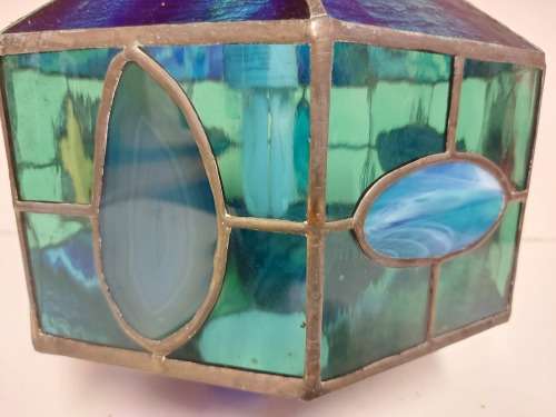 STUNNING BURNISHED COLOURED GLASS TIFFANY STYLE CEILING LIGHT, WITH LACE AGATE SLICES INSERTS