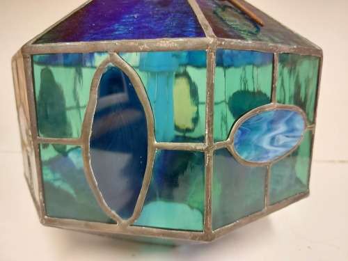 STUNNING BURNISHED COLOURED GLASS TIFFANY STYLE CEILING LIGHT, WITH LACE AGATE SLICES INSERTS