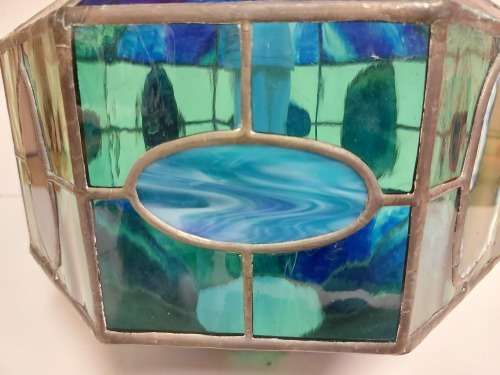 STUNNING BURNISHED COLOURED GLASS TIFFANY STYLE CEILING LIGHT, WITH LACE AGATE SLICES INSERTS