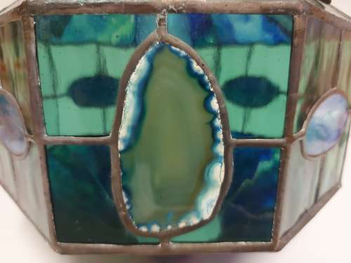 STUNNING BURNISHED COLOURED GLASS TIFFANY STYLE CEILING LIGHT, WITH LACE AGATE SLICES INSERTS