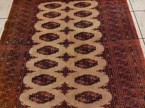 VINTAGE PURE WOOL HAND WOVEN PERSIAN CARPET, 1.8 X 1,2 METRE