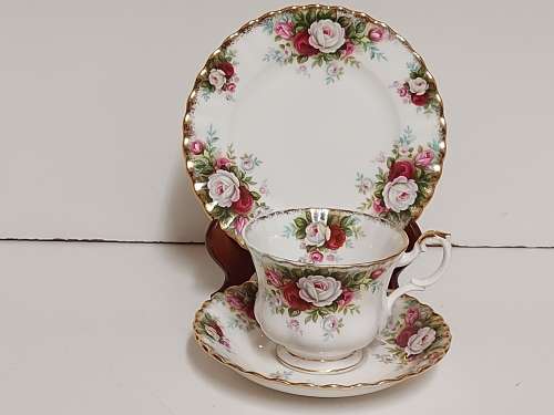 STRIKING VINTAGE ROYAL ALBERT BONE CHINA CELEBRATION TEA TRIO