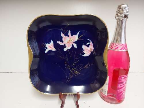SPECTACULAR EDELSTEIN BAVARIA PLATTER, KOBALT WITH A FLORAL MOTIF AND GOLD TRIM