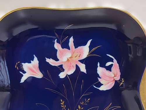 SPECTACULAR EDELSTEIN BAVARIA PLATTER, KOBALT WITH A FLORAL MOTIF AND GOLD TRIM