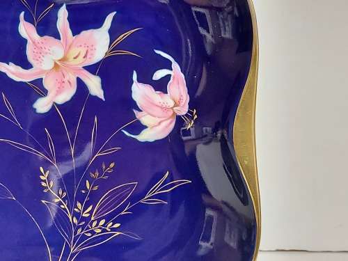 SPECTACULAR EDELSTEIN BAVARIA PLATTER, KOBALT WITH A FLORAL MOTIF AND GOLD TRIM